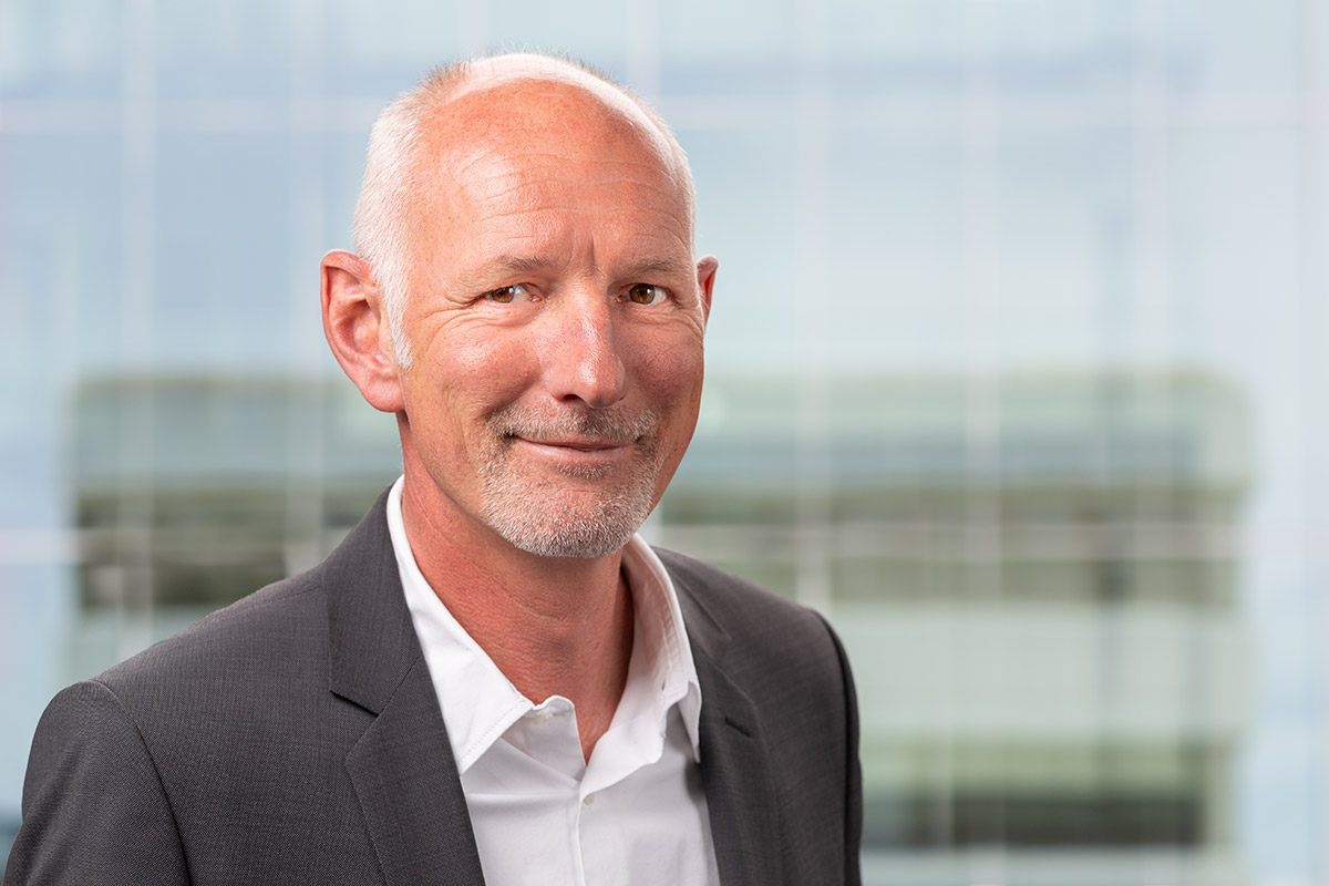 Porträt von Helmut Stegmeier, Dipl. Immobilienökonom (ADI) und Mitglied der Geschäftsleitung bei Stegmeier & Weber Immobilien GmbH, im Business-Outfit vor hellem Hintergrund.