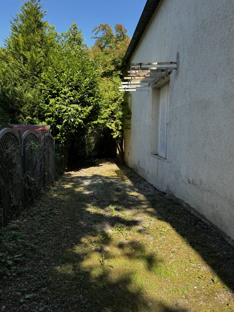 Zugang Grundstück links zum Garten