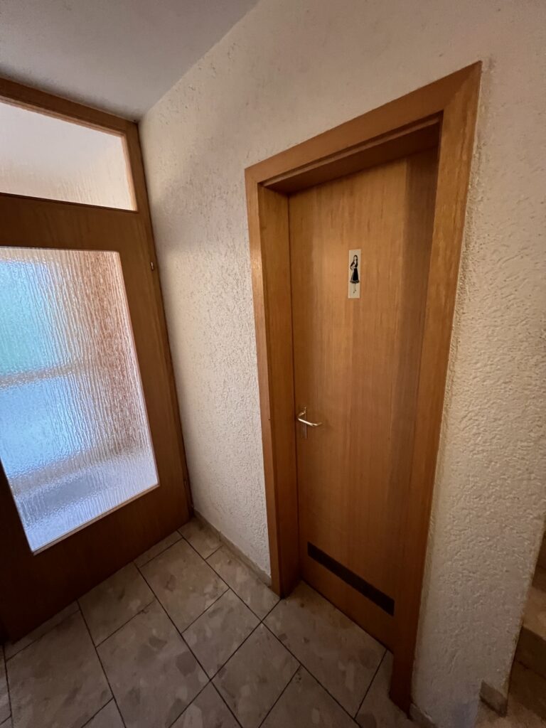 Toiletteneingang Damen EG