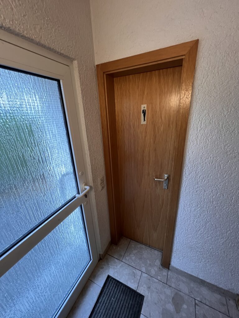 Toiletteneingang Herren EG