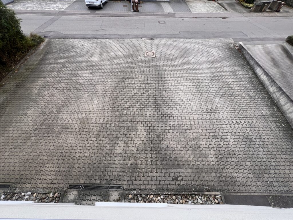 Stellplätze vor dem Haus