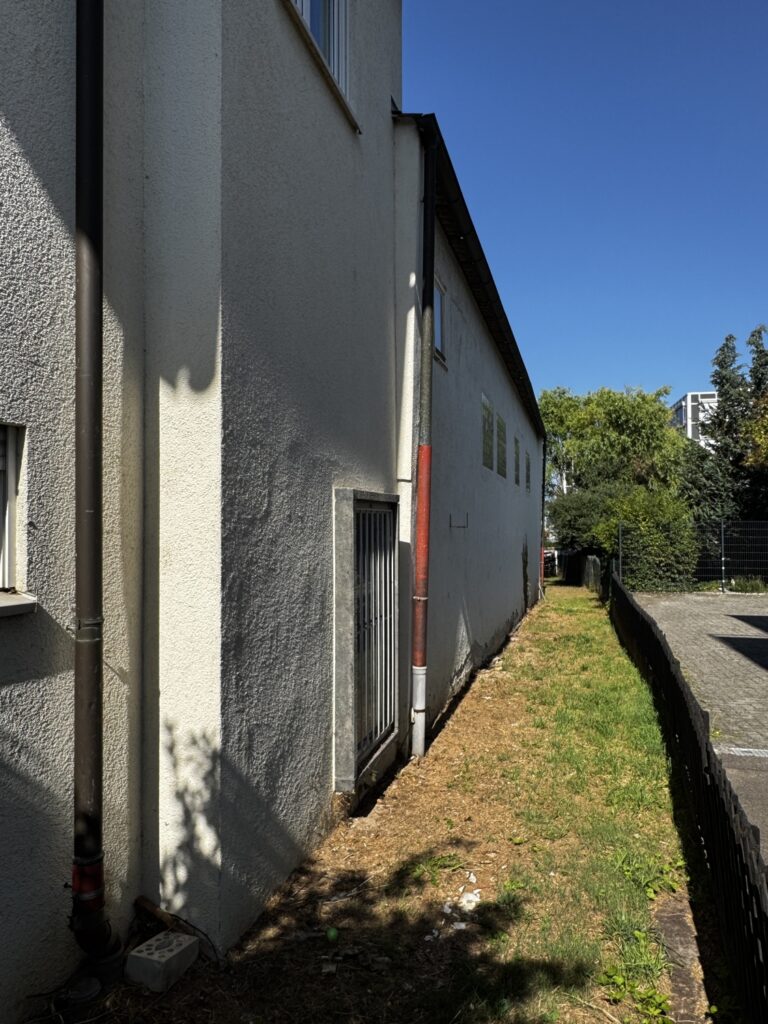 Zugang Grundstück rechts