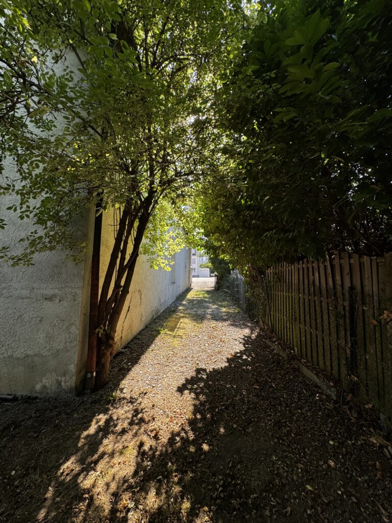 Zugang Grundstück rechts 